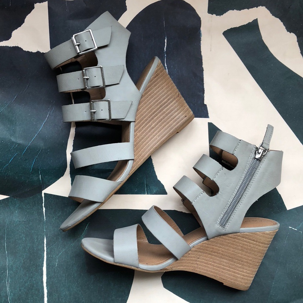 Tahari wedge sandals